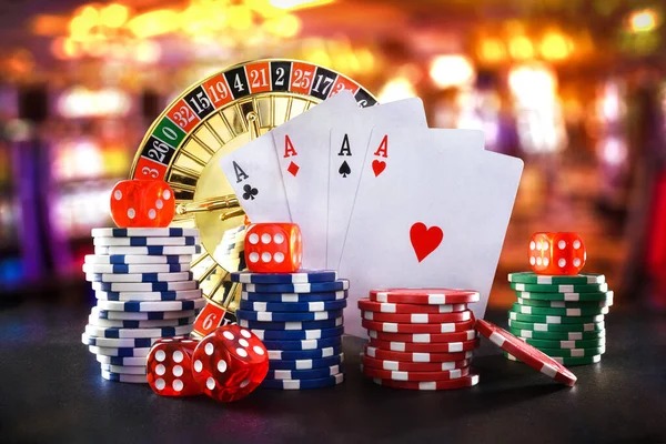 Player mobile phone showing dindongtogel Live Sic Bo table interface